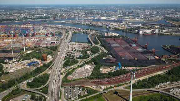 Blick über den Hamburger Hafen mit Hansaport (M.) in Richtung Innenstadt. | Christian Charisius/dpa Blick über den Hamburger Hafen mit Hansaport (M.) in Richtung Innenstadt.