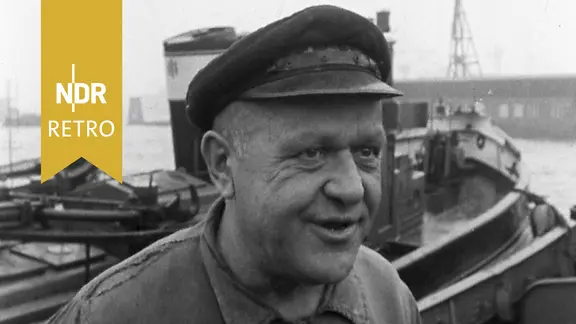 Ewerführer im Hamburger Hafen. | NDR Archiv Screenshot Ewerführer im Hamburger Hafen.