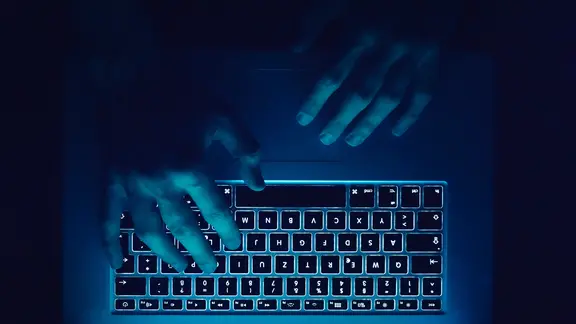 Hände tippen etwas auf einer Computertastatur. | photocase.de, PolaRocket Hände tippen etwas auf einer Computertastatur.