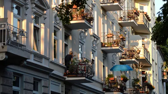 Die Balkone von Mietshäusern in Hamburg. | picture-alliance / dpa, Marcus Brandt Die Balkone von Mietshäusern in Hamburg.
