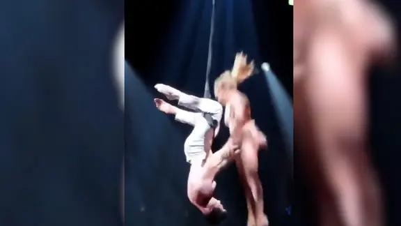 Helene Fischer nach ihrem Unfall auf dem Konzert in Hannover. | NEWS5 Helene Fischer nach ihrem Unfall auf dem Konzert in Hannover.