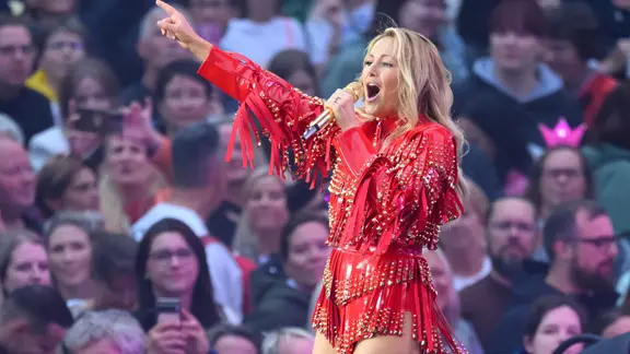Die Sängerin Helene Fischer mit langen offenen Haaren in rotem Outfit singt bei ihrer Deutschlandtour 2026 | Robert Michael/dpa +++ dpa-Bildfunk +++ Die Sängerin Helene Fischer mit langen offenen Haaren in rotem Outfit singt bei ihrer Deutschlandtour 2026