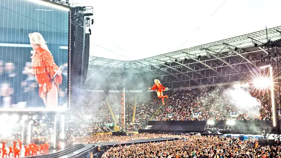 Helene Fischer singt auf der Bühne bei einem Konzert ihrer Jubiläumstour. | Sandra Ludewig / Benjamin Mäbert Helene Fischer singt auf der Bühne bei einem Konzert ihrer Jubiläumstour.