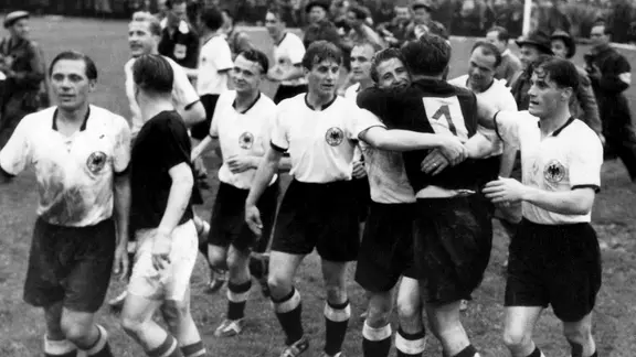 Deutschland schlägt Ungarn am 4.7.1954 im Wankdorf-Stadion von Bern mit 3:2. Die deutschen Spieler bejubeln nach Abpfiff den Welttmeistertitel: Siegtorschütze Helmut Rahn (4.v.r.) umarmt Torhüter Toni Turek (Nr.1). | dpa Deutschland schlägt Ungarn am 4.7.1954 im Wankdorf-Stadion von Bern mit 3:2. Die deutschen Spieler bejubeln nach Abpfiff den Welttmeistertitel: Siegtorschütze Helmut Rahn (4.v.r.) umarmt Torhüter Toni Turek (Nr.1).