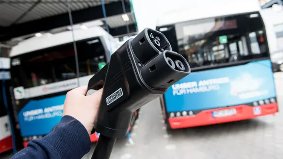 Ein Ladekabel für Elektrobusse auf dem Betriebshof der Hamburger Hochbahn. | picture alliance/dpa | Daniel Bockwoldt Ein Ladekabel für Elektrobusse auf dem Betriebshof der Hamburger Hochbahn.