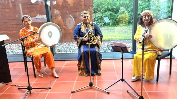 In Hamburg-Schnelsen können sich Iranerinnen und Iraner austauschen und erleben ein Stück Zuhause. | Bita Schafi-Neya / NDR Drei iranische Musikerinnen sitzen zusammen mit iranischer Tracht und Instrumenten