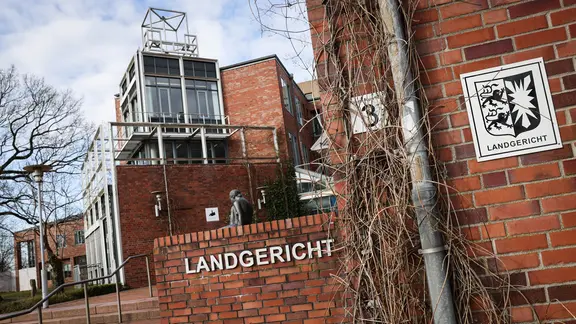 Außenansicht mit dem Eingangsbereich zum Landgericht Itzehoe. | dpa, Christian Charisius Außenansicht mit dem Eingangsbereich zum Landgericht Itzehoe.