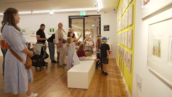 Die Ausstellung "Janosch - Mein Panama" in der Kunsthalle Rostock richtet sich speziell an Familien. | NDR Kinder und Erwachsene betrachten Bilder in einer Ausstellung