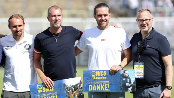 Der früher Lok-Trainer Jochen Seitz (2. v.l.) wird verabschiedet. | IMAGO / Beautiful Sports Der früher Lok-Trainer Jochen Seitz (2. v.l.) wird verabschiedet.