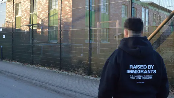 Ein ehemaliger Insasse schaut auf die Jugendarrestanstalt Moltsfelde. | NDR, Anne Passow Ein ehemaliger Insasse schaut auf die Jugendarrestanstalt Moltsfelde.