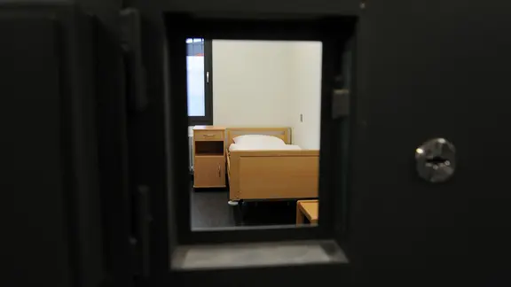 Der Blick in einen Haftraum in der Justiz-Vollzugsanstalt (JVA) Bremervörde. (Archivbild) | dpa, Carmen Jaspersen Der Blick in einen Haftraum in der Justiz-Vollzugsanstalt (JVA) Bremervörde. (Archivbild)