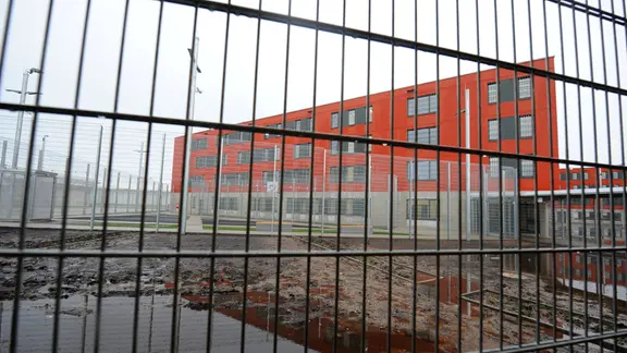 Ein Gebäude der JVA Bremervörde von außen fotografiert.