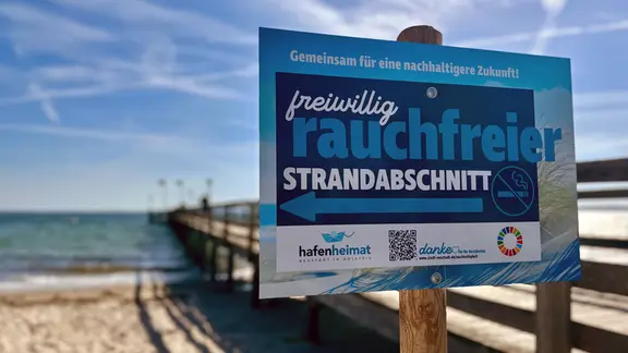 Ein Schild für den "freiwillig rauchfreien Strandabschnitt" in Neustadt. | NDR, Hauke Bülow Ein Schild für den "freiwillig rauchfreien Strandabschnitt" in Neustadt.