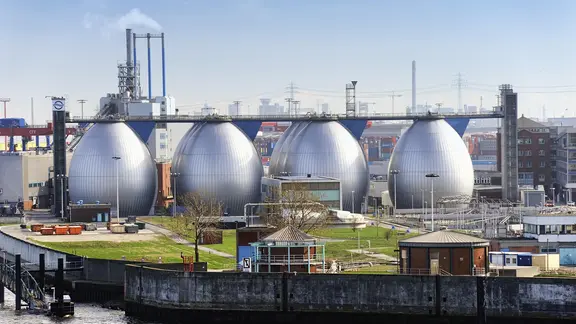 Faultuerme des Klaerwerks Koehlbrandhoeft in Hamburg | picture alliance, Ohde Faultuerme des Klaerwerks Koehlbrandhoeft in Hamburg