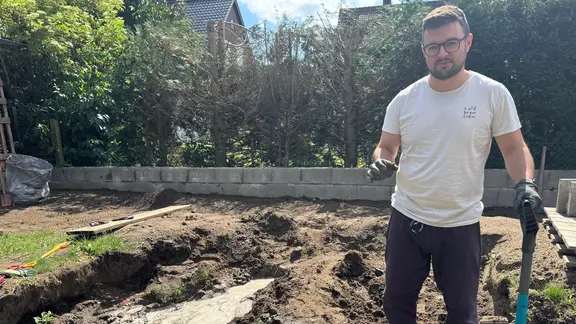 Der Garten von Hauseigentümer Felix Chall gleicht einer Kraterlandschaft. | NDR, Sabine Hausherr Ein Mann steht in einem aufgegrabenen Garten.