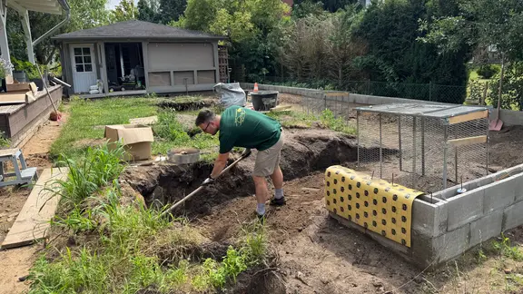 Fast täglich gräbt Felix Chall in seinem Garten - er möchte alle Knochen bergen, bevor er die neuen Beete anlegt. | NDR, Sabine Hausherr Umgegrabener Garten