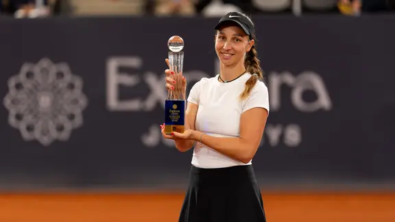 Tennisspielerin Tamara Korpatsch nach ihrem Sieg beim WTA-Turnier am Hamburger Rothenbaum | picture alliance / Eibner-Pressefoto | Max Vincen Tennisspielerin Tamara Korpatsch nach ihrem Sieg beim WTA-Turnier am Hamburger Rothenbaum