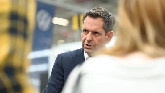 Olaf Lies (SPD), Ministerpräsident von Niedersachsen, spricht mit Gästen im VW-Werk Emden. | dpa-Bildfunk, Lars Penning Olaf Lies (SPD), Ministerpräsident von Niedersachsen, spricht mit Gästen im VW-Werk Emden.