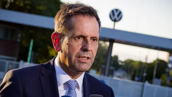 Ministerpräsident Olaf Lies (SPD) nach der VW-Aufsichtsratssitzung in Wolfsburg. | dpa/Moritz Frankenberg Ministerpräsident Olaf Lies (SPD) gibt nach der Sitzung des VW-Aufsichtsrats ein Interview.