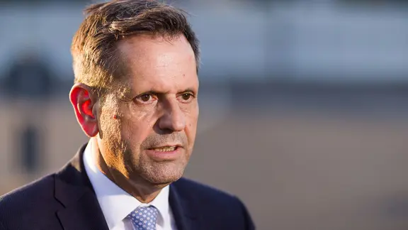 Niedersachsens Ministerpräsident Olaf Lies (SPD) sagte: "Der Hass wird nicht siegen." | dpa, Moritz Frankenberg Olaf Lies (SPD), Ministerpräsident von Niedersachsen