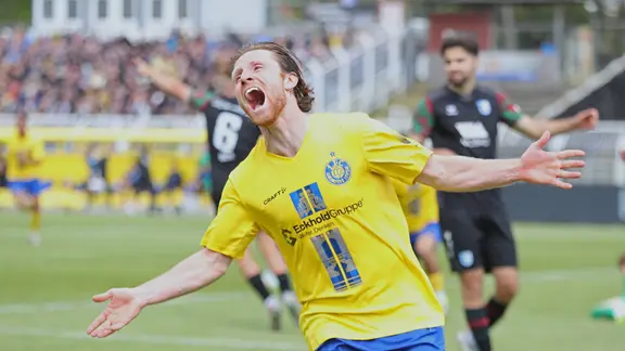 Dorian Cevis (22, Lok Leipzig) bejubelt sein Tor zum 4:2. | IMAGO / Beautiful Sports Dorian Cevis (22, Lok Leipzig) bejubelt sein Tor zum 4:2.