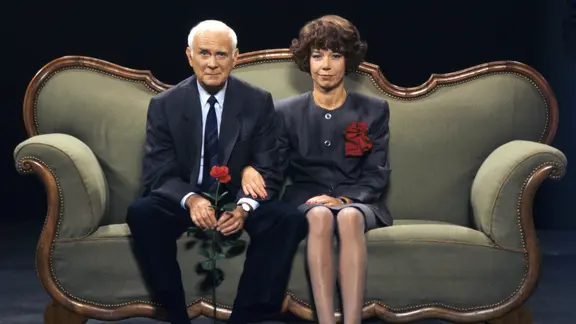 Loriot und Evelyn Hamann sitzen auf dem grünen Sofa.