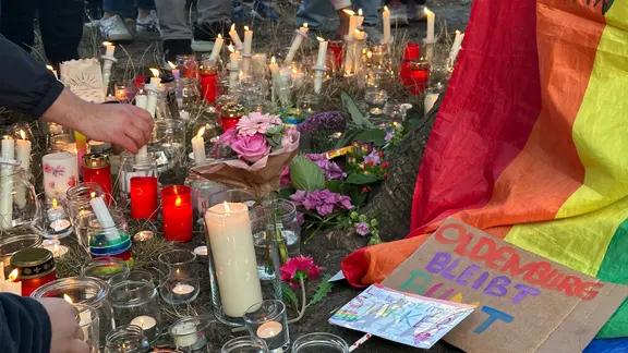 Bei einer Gedenkveranstaltung stellen Menschen in Oldenburg Kerzen für die Opfer des Anschlags auf den CSD in Berlin auf | NDR, Lotti Höfer Bei einer Gedenkveranstaltung stellen Menschen in Oldenburg Kerzen für die Opfer des Anschlags auf den CSD in Berlin auf