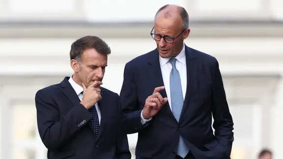 Archivbild: Bundeskanzler Friedrich Merz (CDU, r) begrüßt Frankreichs Präsident Emmanuel Macron | picture alliance/dpa | Rolf Vennenbernd Archivbild: Bundeskanzler Friedrich Merz (CDU, r) begrüßt Frankreichs Präsident Emmanuel Macron
