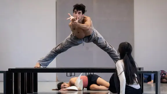 Ein Balletttänzer und zwei Tänzerinnen auf einer Probebühne | Kiran West Ein Balletttänzer und zwei Tänzerinnen auf einer Probebühne