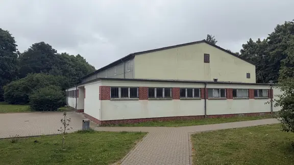 Die BMK Halle in der Weststadt muss saniert werden. | NDR, Andreas Lußky Eine alte Sporthalle.