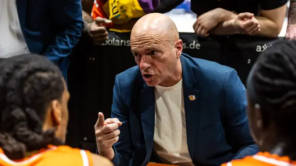 Rodrigo Pastore (Head Coach), Niners Chemnitz spricht mit seinen Spielern. | IMAGO / Alexander Trienitz Rodrigo Pastore (Head Coach), Niners Chemnitz spricht mit seinen Spielern.
