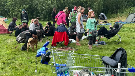 Eine Gruppe von Punks haben sich auf einer Wiese auf Sylt eingerichtet. | NDR, Andreas Rackow Eine Gruppe von Punks haben sich auf einer Wiese auf Sylt eingerichtet.