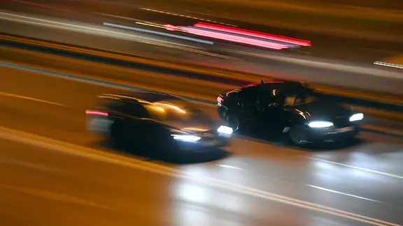 Zwei Autos liefern sich ein Rennen bei Nacht | IMAGO / Sven Simon Zwei Autos liefern sich ein Rennen bei Nacht