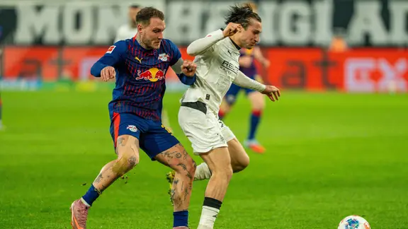 David Raum, RB Leipzig 22, gegen Rocco Reitz, Borussia Mönchengladbach 27 | IMAGO / Eibner David Raum, RB Leipzig 22, gegen Rocco Reitz, Borussia Mönchengladbach 27