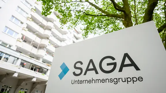 Das Logo der SAGA ist an der Geschäftsstelle Eimsbüttel zu sehen. | picture alliance/dpa, Daniel Reinhardt Das Logo der SAGA ist an der Geschäftsstelle Eimsbüttel zu sehen.