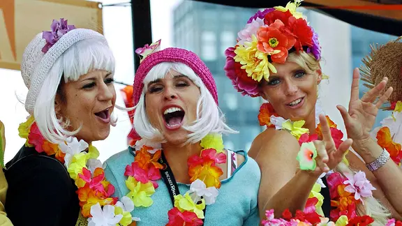 Bunt verkleidete junge Frauen feiern am 03.07.2004 in Hamburg am Rand des Schlagermoves auf der Reeperbahn. | picture-alliance / dpa | Maurizio Gambarini Bunt verkleidete junge Frauen feiern am 03.07.2004 in Hamburg am Rand des Schlagermoves auf der Reeperbahn.