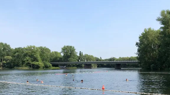 Ein Blick auf den Südschnellweg in Hannover in Höhe der Ricklinger Kiesteiche. | NDR, Yasmin Sibus Ein Blick auf den Südschnellweg in Hannover in Höhe der Ricklinger Kiesteiche.
