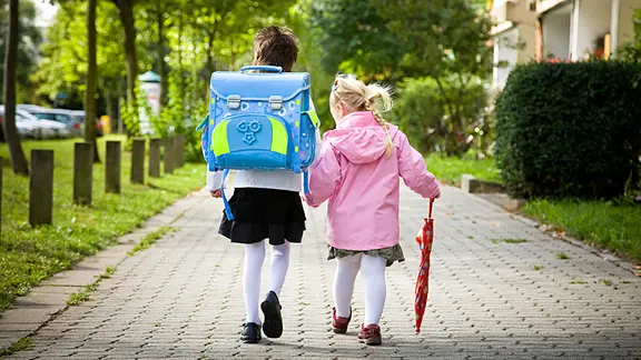 Schulkinder auf dem Schulweg. | Fotolia.com, Sandor Jackal Schulkinder auf dem Schulweg.