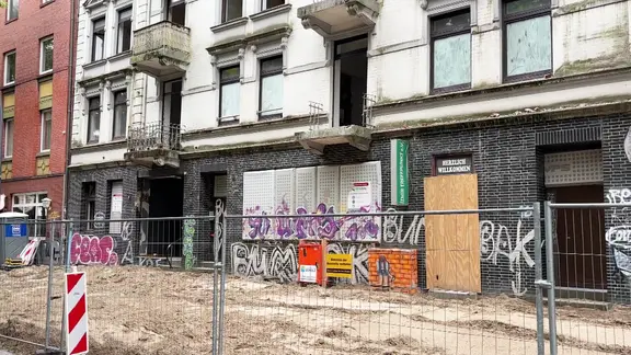 Abrissarbeiten an einem Mehrfamilienhaus an der Fährstraße in Wilhelmsburg.