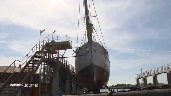 Lotsenschoner "No. 5 Elbe" liegt am Hafen. | Screenshot Lotsenschoner "No. 5 Elbe" liegt am Hafen.