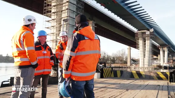 Vier Arbeiter vor der Rader Hochbrücke. | Screenshot Vier Arbeiter vor der Rader Hochbrücke.