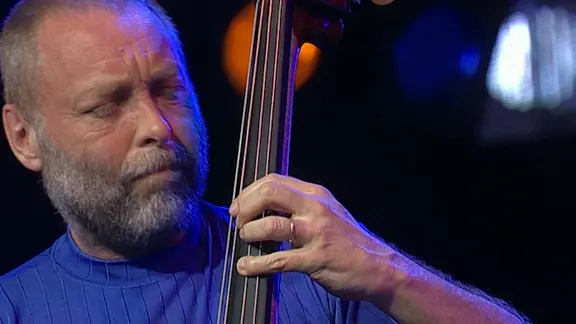 Konzertszene: Bassist Dave Holland im Konzert mit der NDR Bigband bei der JazzBaltica 2003 | NDR, Screenshot Konzertszene: Bassist Dave Holland im Konzert mit der NDR Bigband bei der JazzBaltica 2003