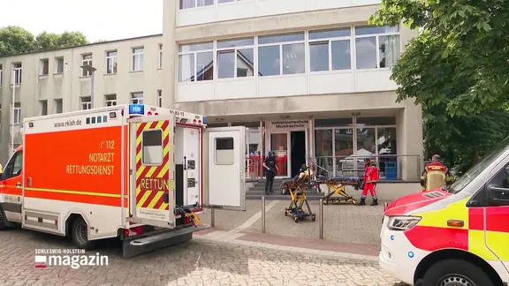 Rettungswagen vor der Volkshochschule in Wedel. | Screenshot Rettungswagen vor der Volkshochschule in Wedel.