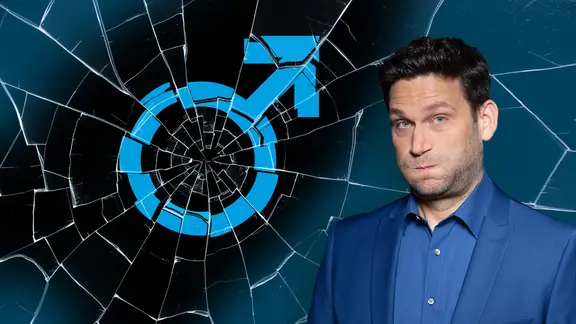 extra 3-Moderator Christian Ehring vor einem zerstörten Marssymbol für Männlichkeit. (Männlichkeit in der Krise) | NDR extra 3-Moderator Christian Ehring vor einem zerstörten Marssymbol für Männlichkeit. (Männlichkeit in der Krise)