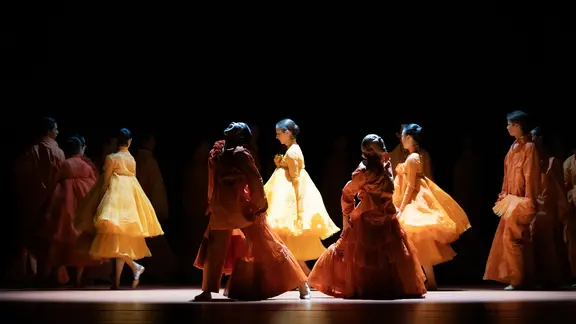 Silvia Azzoni, Madoka Sugai und das Ensemble des Hamburg Balletts tanzen in der Inszenierung "Slow Burn". | Kiran West, Kiran West Silvia Azzoni, Madoka Sugai und das Ensemble des Hamburg Balletts tanzen in der Inszenierung "Slow Burn".