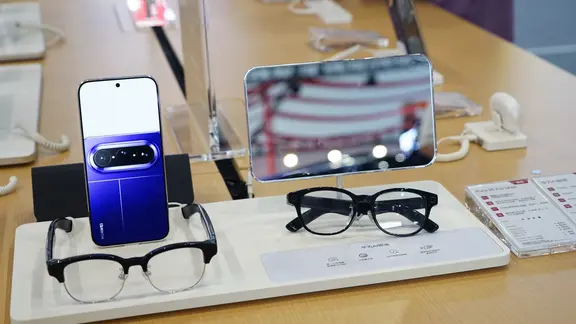 Smartglasses in einem Geschäft zusammen mit Handys. | picture alliance / CFOTO | CFOTO Smartglasses in einem Geschäft zusammen mit Handys.