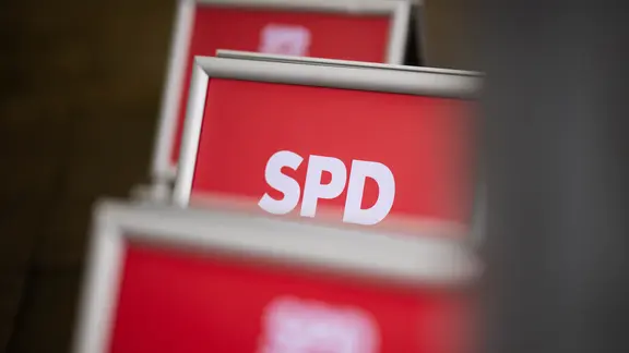 Das Logo der SPD ist auf einem Aufsteller zu lesen. | picture alliance / Noah Wedel Das Logo der SPD ist auf einem Aufsteller zu lesen.