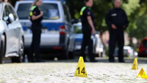 Polizei am Tatort in Stade | AFP Polizei am Tatort in Stade