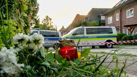 Blumen und ein Grablicht am Tatort in Stade | NonstopNews Blumen und ein Grablicht am Tatort in Stade