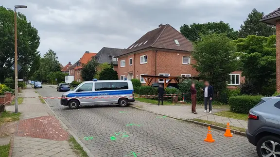 Außenaufnahme einer mit Flatterband abgesperrten Jugendhilfeeinrichtung in Stade, in der sechs Menschen getötet worden sind.